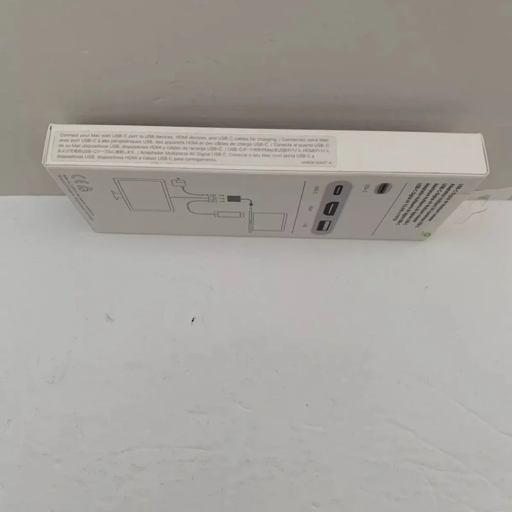 - Apple USB-C to Digital Av Multiport Adapter new sealed
